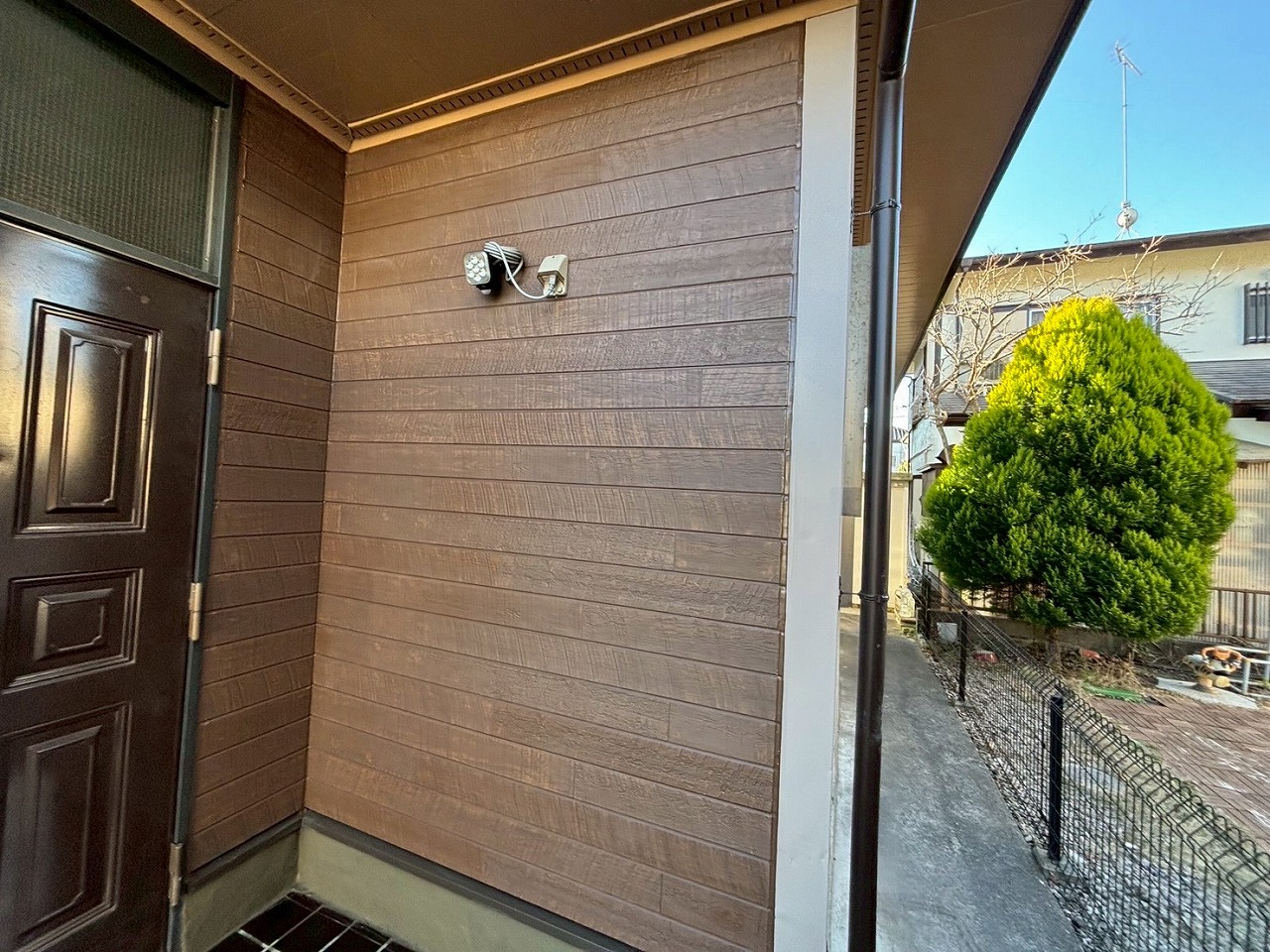 龍ヶ崎市で玄関前タイルが浮いており、サイディング張替えをしました。